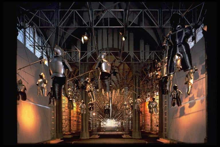 Andres Furger: Inszenierung Waffen werfen Schatten im Landesmuseum Zürich, 2003