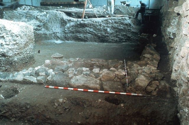 Eckpartie der Steinfront des Murus Gallicus